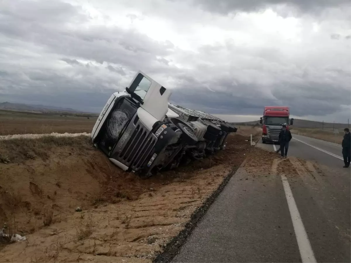 Kontrolden çıkan kum yüklü tır orta refüje devrildi