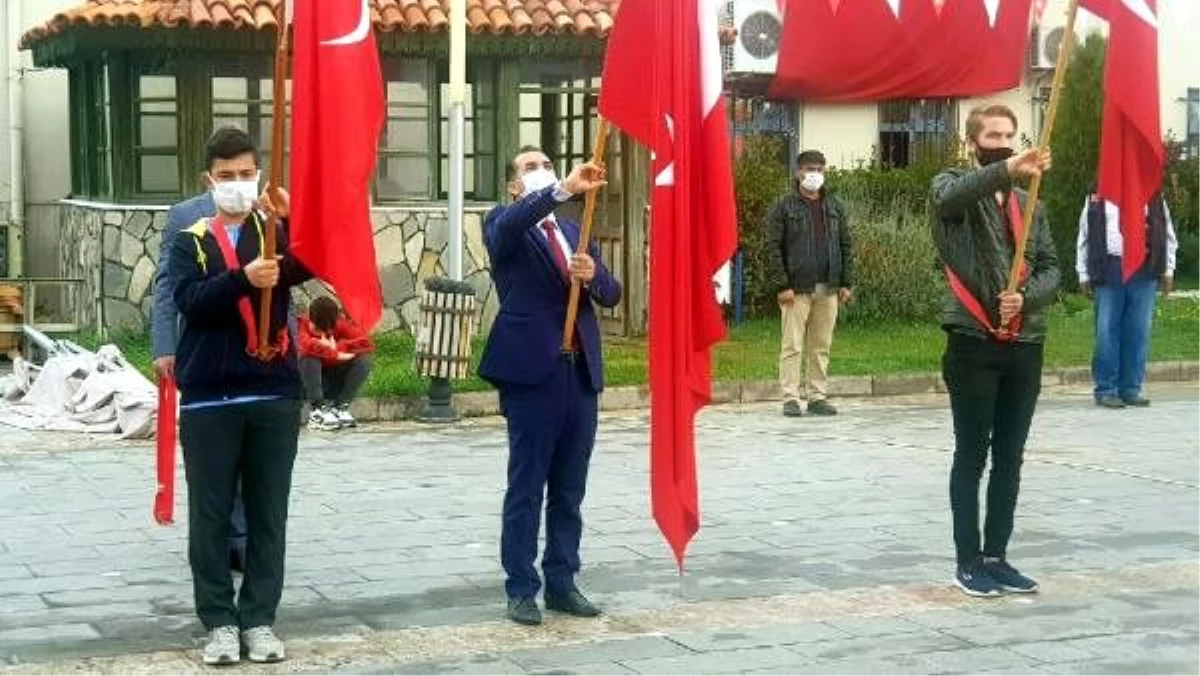 Kula\'daki törende öğrenci rahatsızlanınca bayrağı, İlçe Milli Eğitim Şube Müdürü devraldı