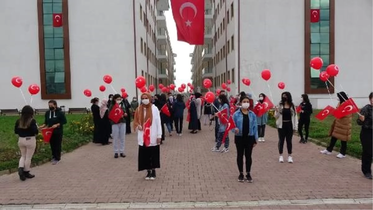 KYK\'da kalan 97 öğrenci semaya 97 Türk bayrağı temalı balon bıraktı