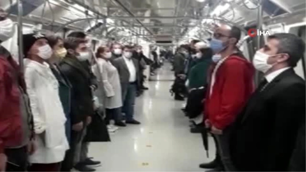 Metroda 19.23\'te okunan İstiklal Marşı\'na yolcular da eşlik etti