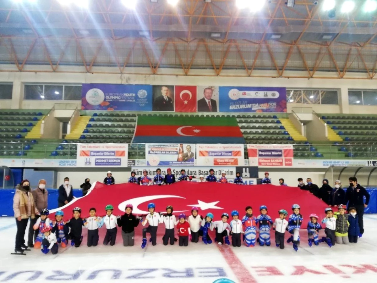 Minik Short Track sporcuları Cumhuriyet\'in 97. yılını buz üzerinde dev Türk bayrağı açarak kutladı