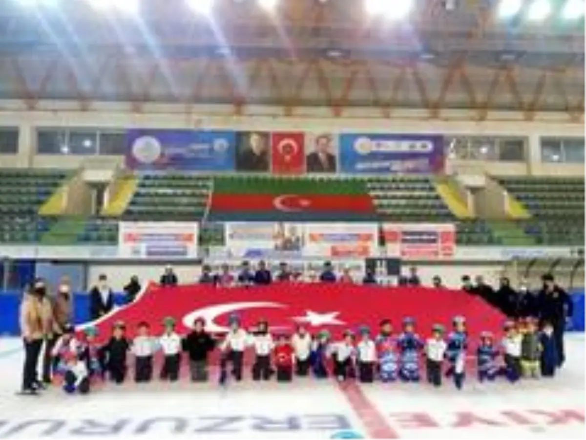 Minik Short Track sporcuları Cumhuriyet\'in 97. yılını buz üzerinde dev Türk bayrağı açarak kutladı