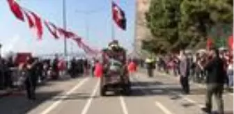 Motosikletini sebze ve meyvelerle süsledi, törene katıldı