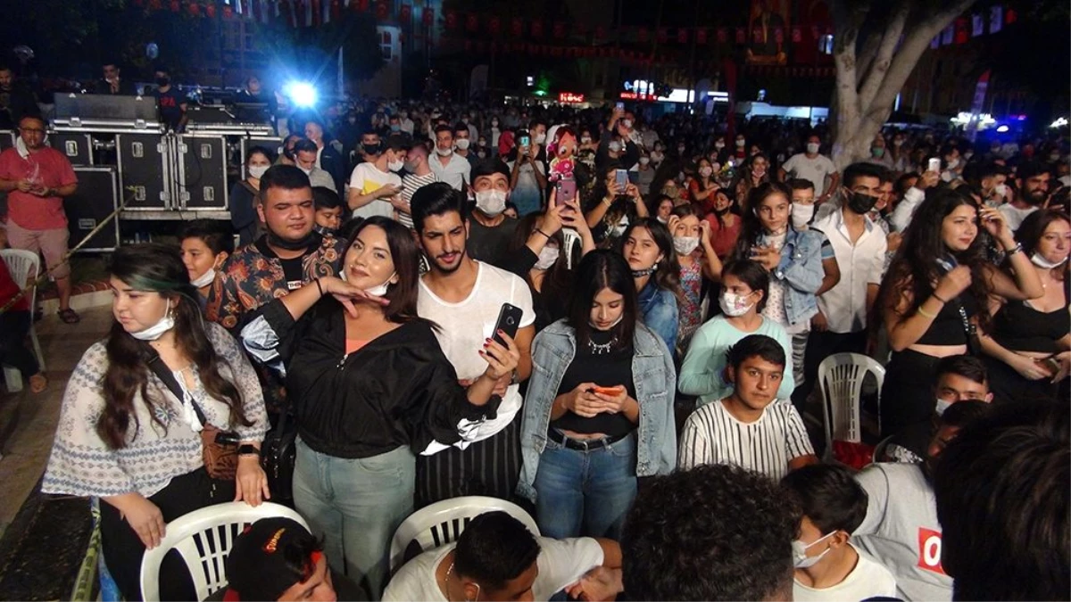 Şarkıcı Murat Dalkılıç\'ın konserinde korona tedbirleri unutuldu