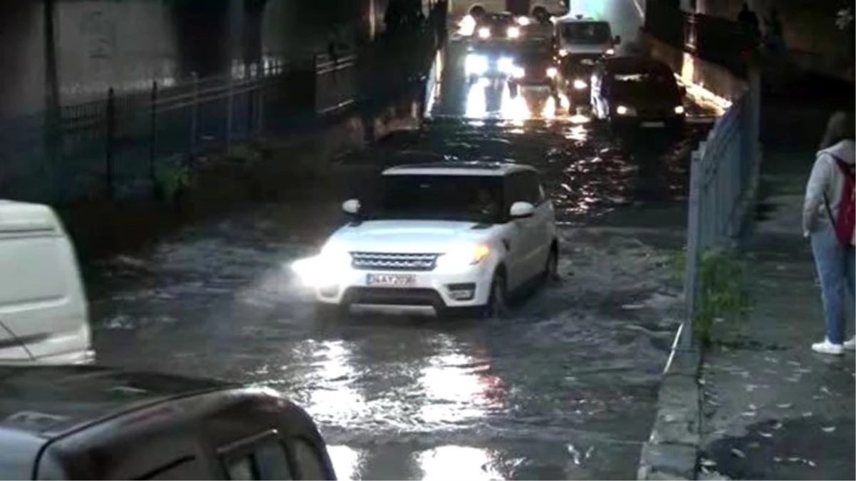 Son Dakika! İstanbul\'da etkili olan sağanak sonrası sel ve dolu uyarısı yapıldı, alt geçitleri su bastı