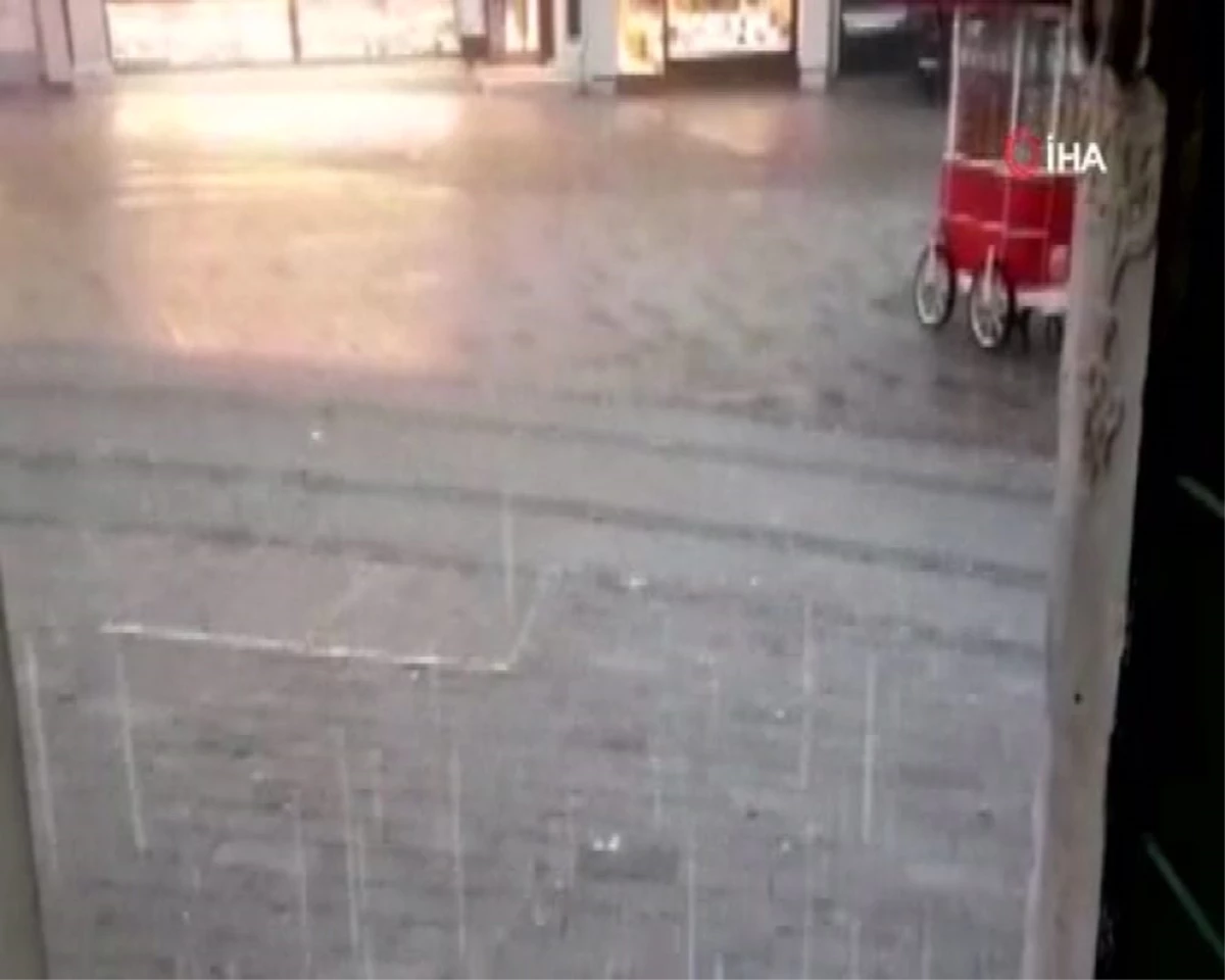 Taksim\'de sağanak yağış etkili oldu