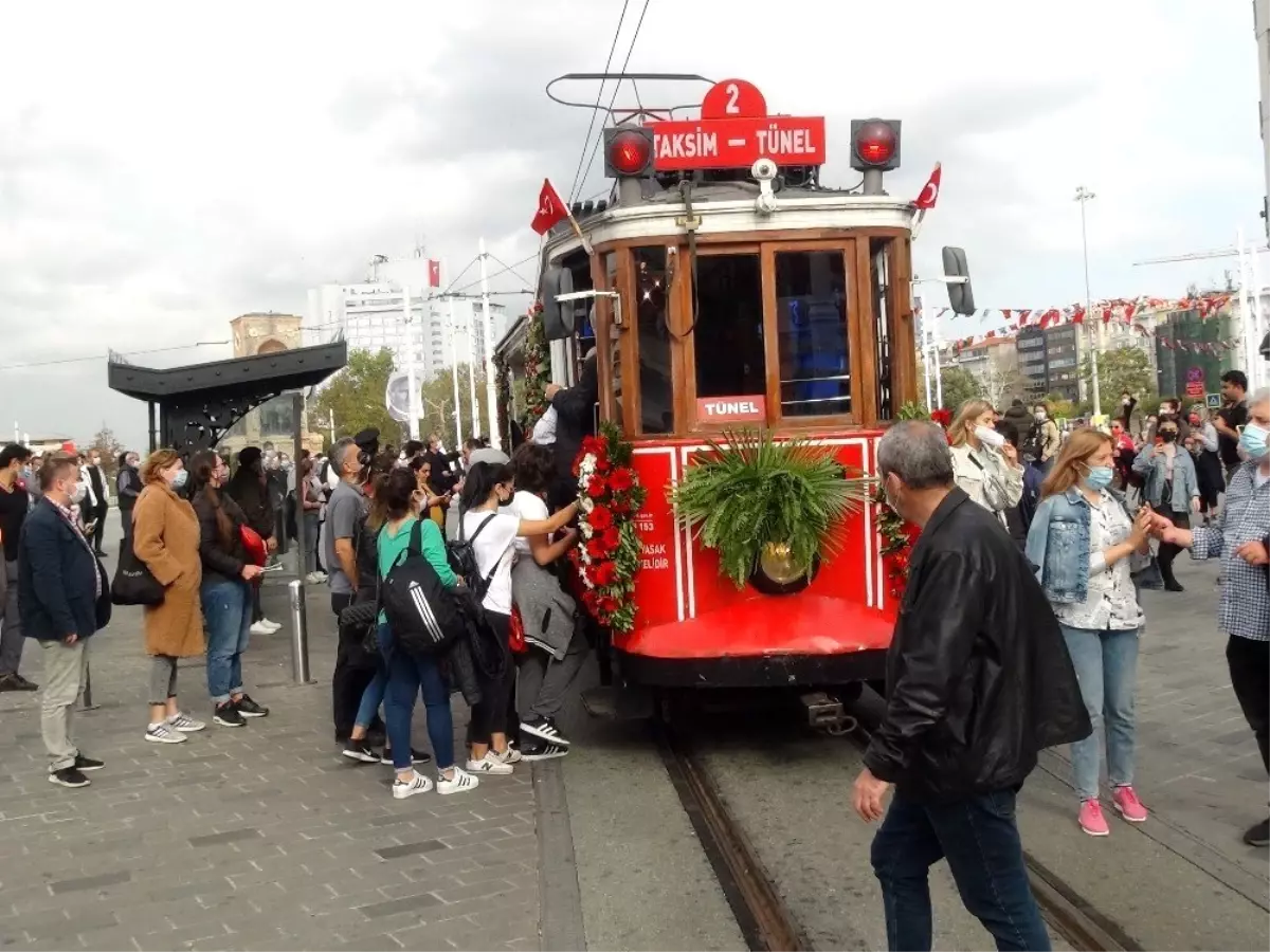 Taksim\'in simgelerinden nostaljik tramvay Cumhuriyet Bayramı için süslendi