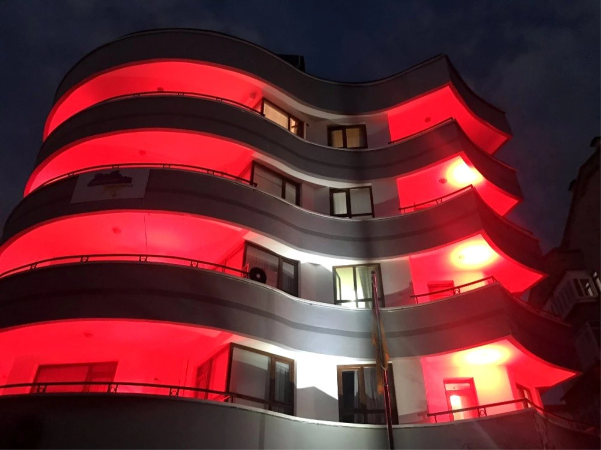 Ukrayna\'nın Ankara Büyükelçiliği Türk bayrağı renkleriyle aydınlatıldı