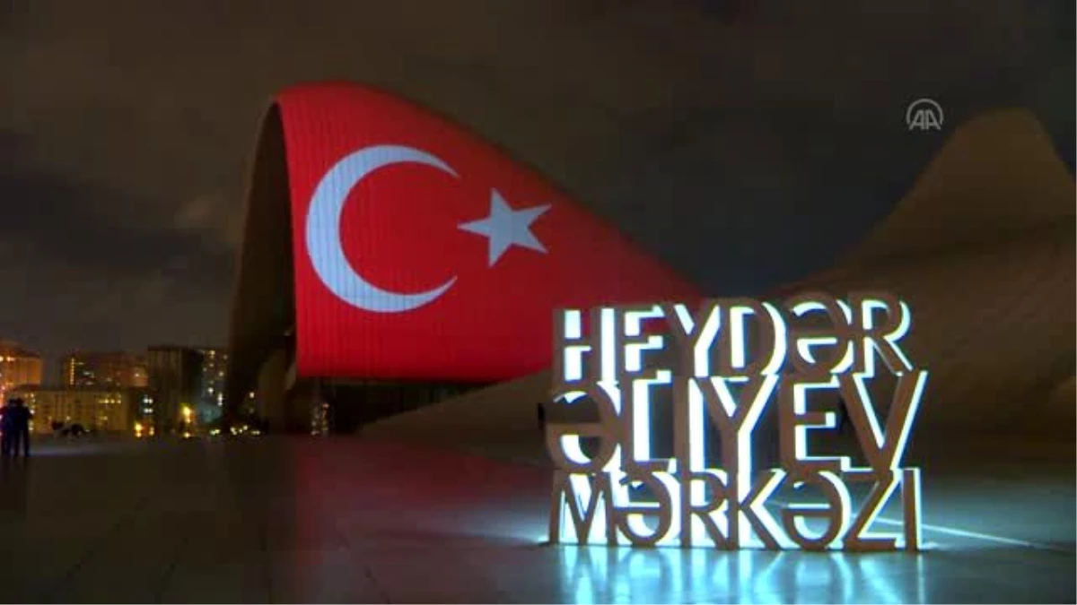 Ünlü yapılara Türk bayrağı yansıtıldı