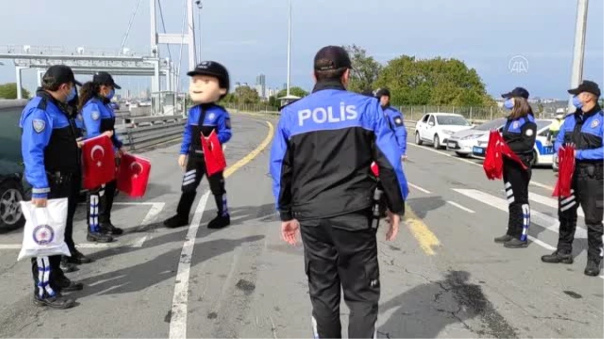 Uygulama yapan polis ekipleri, sürücülere Türk bayrağı hediye etti