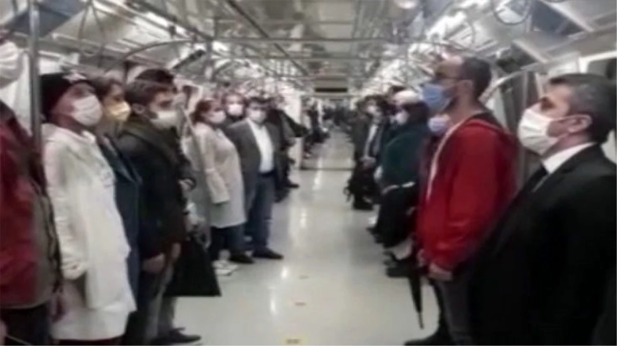 Yenikapı-Hacıosman metrosunda yolcular, saat 19.23\'te ayağa kalkarak İstiklal Marşı\'nı okudu