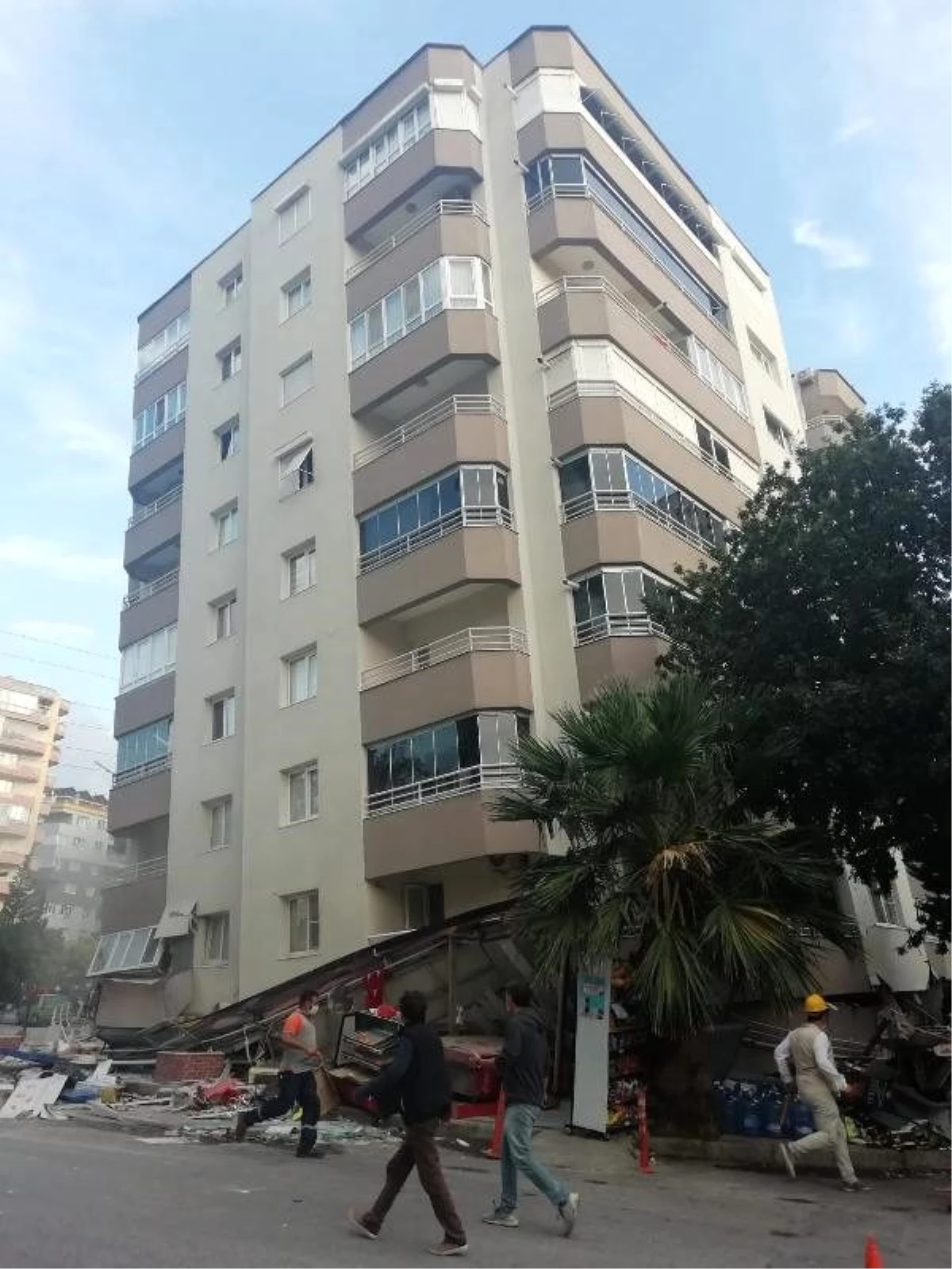 11 katlı binanın ilk 3 katı çöktü, markette 20 kişinin mahsur kaldığı iddia edildi
