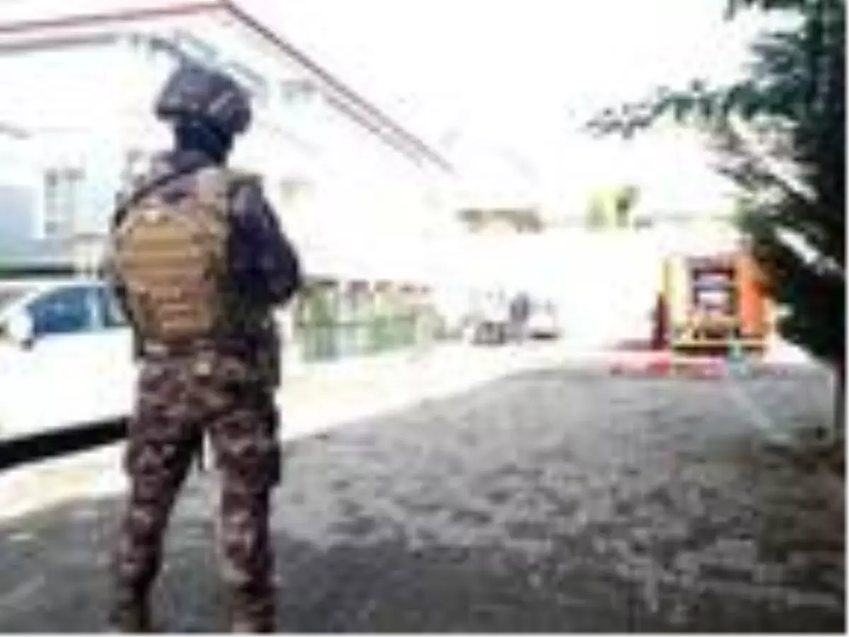 Annesinin evini yakacağını söyleyip, havaya ateş açtı