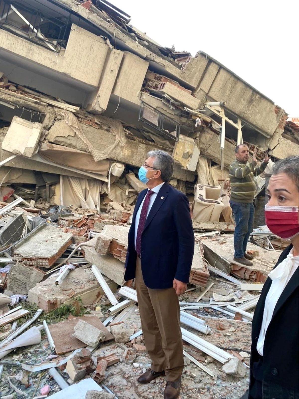 Başkan Arslan, İzmir\'de deprem bölgesinde