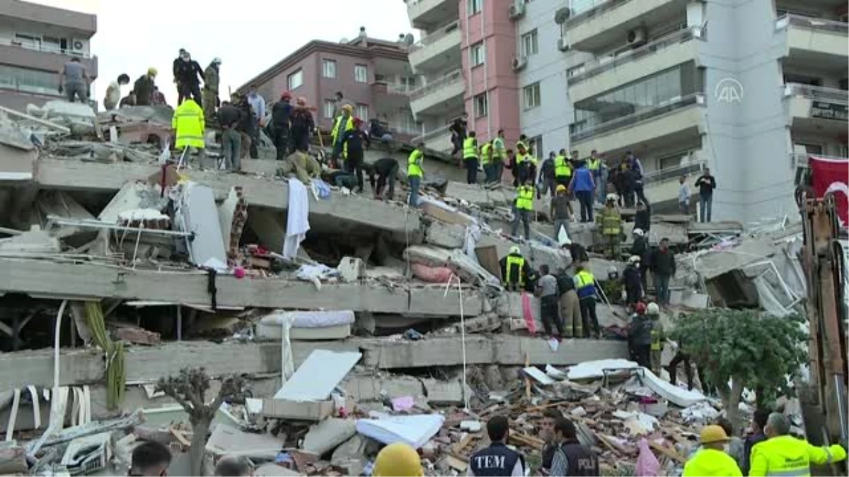 (DRONE) Bayraklı\'da enkaz altında kalan binalarda arama kurtarma çalışmaları devam ediyor (4)