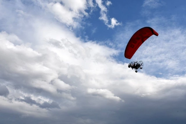Bursa'da engelli öğrenciler 29 Ekim'i gökyüzünde uçarak kutladı