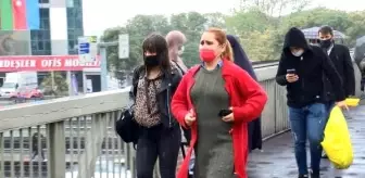 Cevizlibağ'da yağmura hazırlıksız yakalananlar zor anlar yaşadı