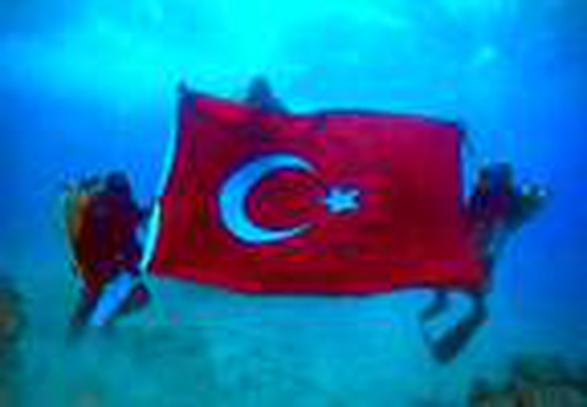 Deniz altında Türk bayrağı açarak Cumhuriyeti kutladılar