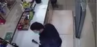 Son dakika haber... Deprem anında kedinin kaçışması güvenlik kamerasında