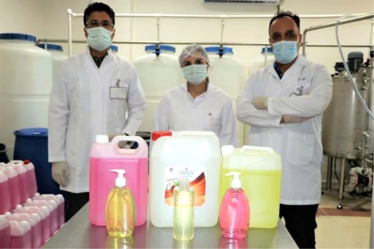 Dicle Üniversitesi\'nde profesörler, günde 4 ton dezenfektan üretiyor
