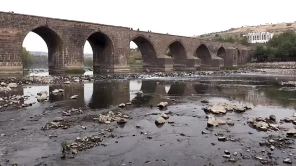 Doğal yaşamın zarar görmemesi için Dicle Nehri\'ne 15 metreküp su verildi