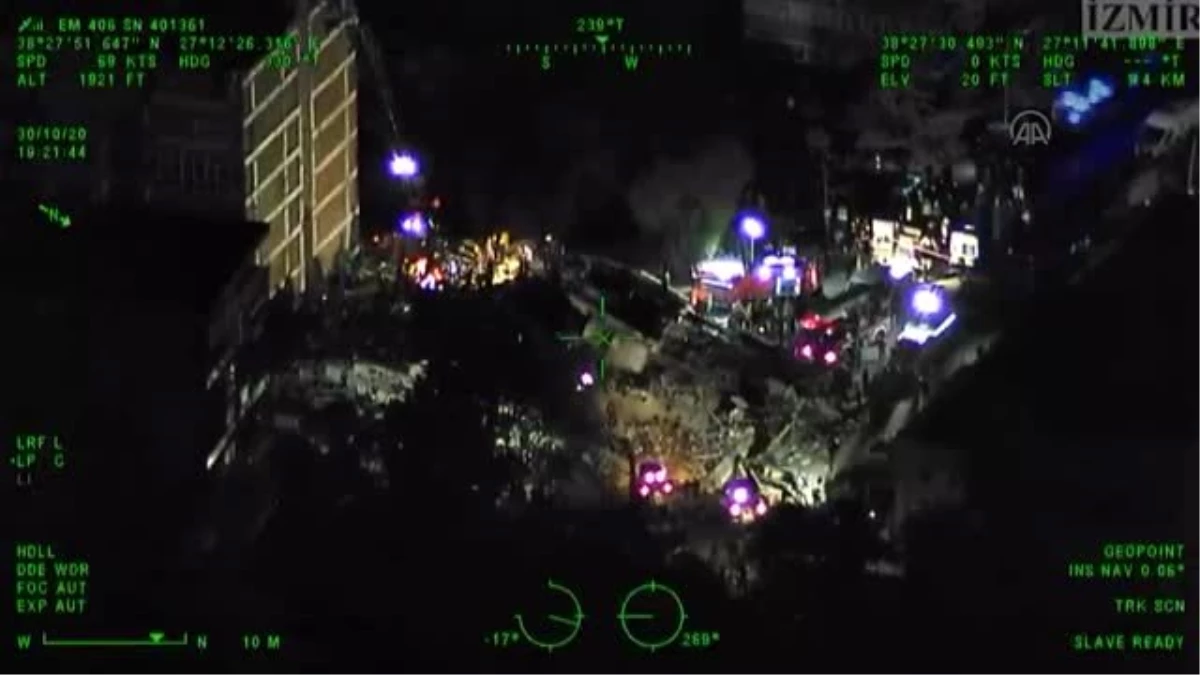 İzmir\'de polis helikopterlerinin aktardığı görüntüler arama-kurtarma çalışmalarına katkı sağlıyor