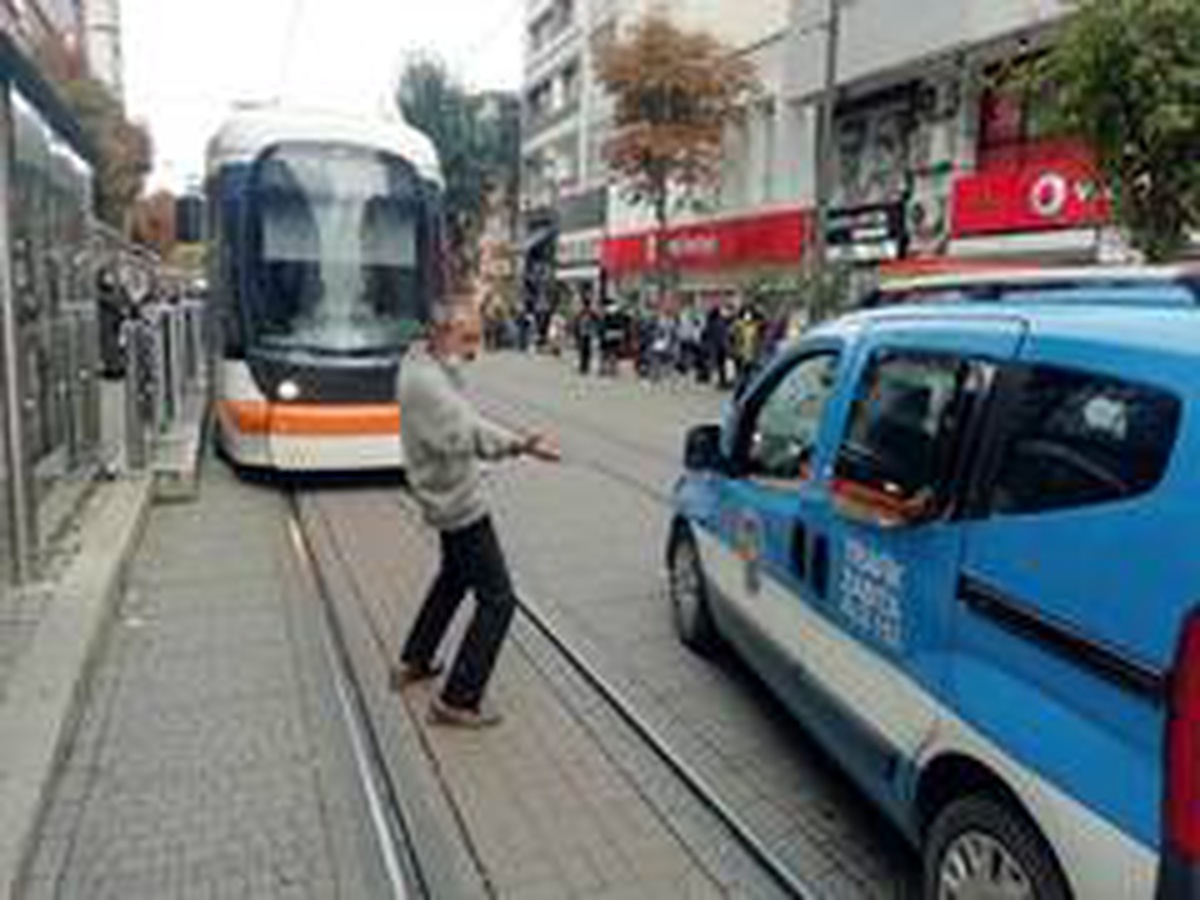 Eşyalarını sokağa fırlatan vatandaş bu sefer de tramvay yolunu kesti