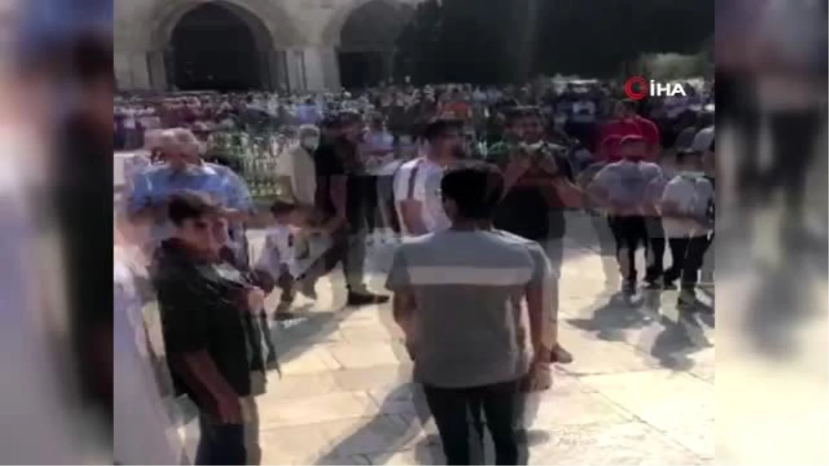 Filistinliler Mescid-i Aksa\'da Fransa\'yı protesto etti