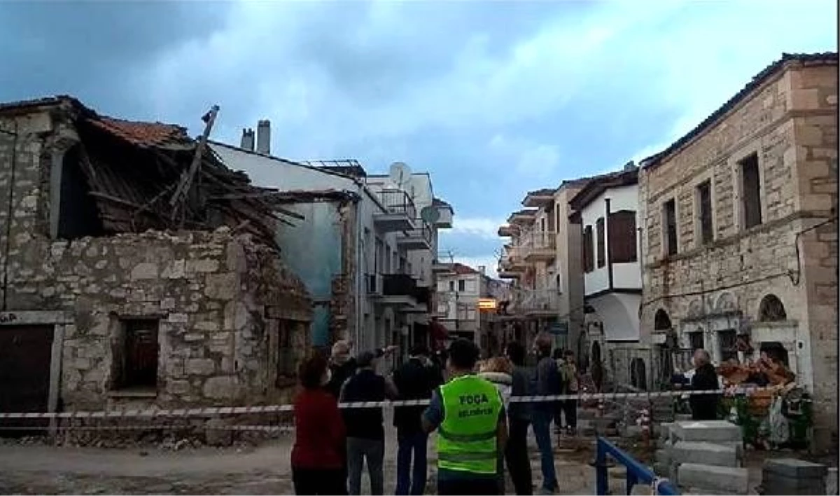 Foça\'da, depremde hasar gören 6 binadan 3\'ü ekiplerce yıkıldı