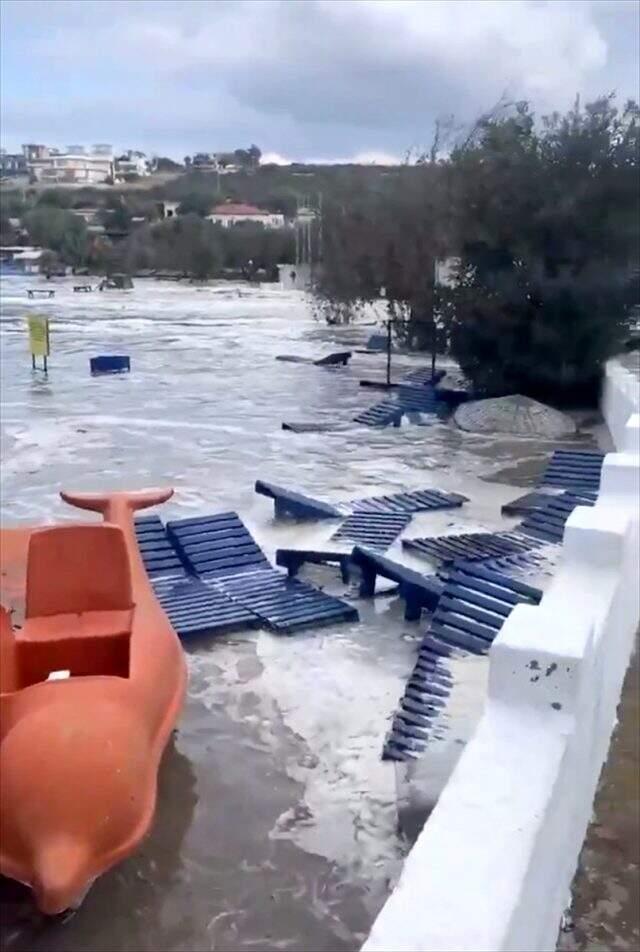 İzmir'de 6.6 büyüklüğünde deprem! Bayraklı ve Bornova ilçelerinde yıkım var