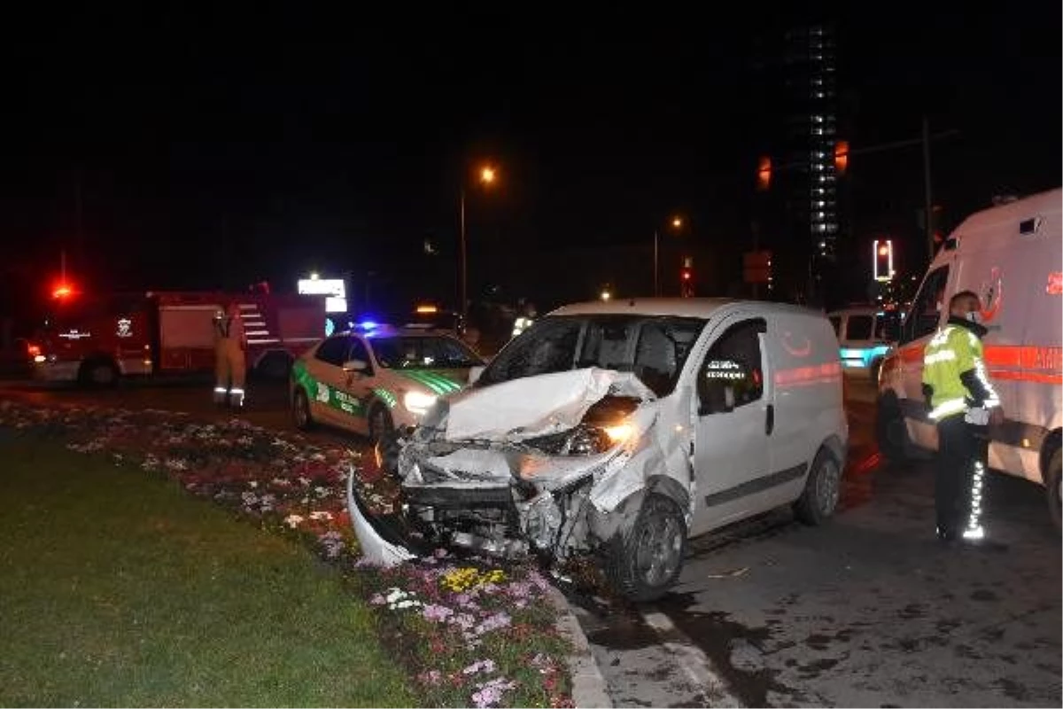 İzmir\'de hafif ticari araç otomobile çarptı 1\'i ağır 4 yaralı