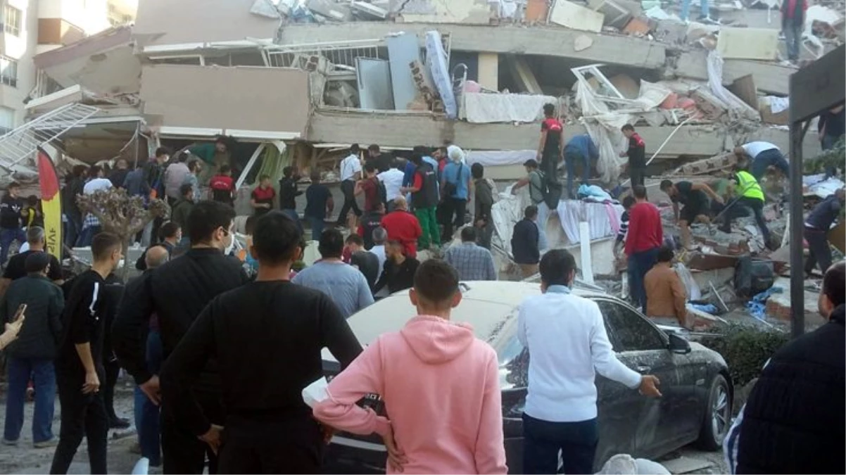 İzmir\'de zamana karşı yarış! Kurtarma ekipleri ve vatandaşlar enkazda çalışıyor