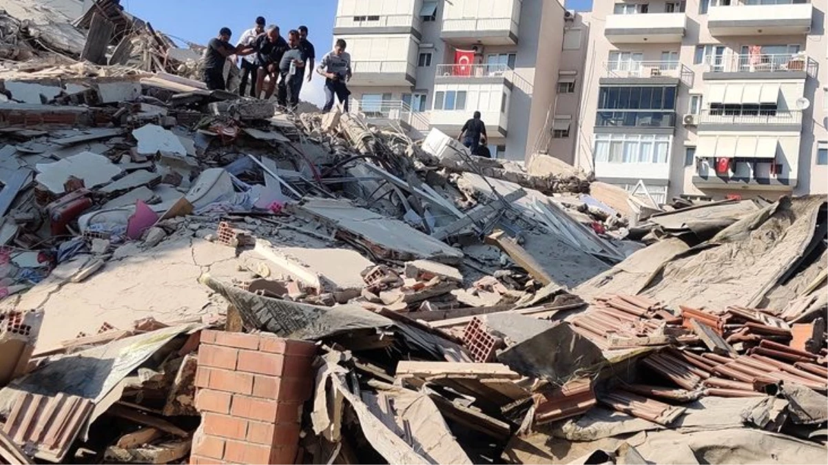 İzmir\'den yürek yakan görüntüler! Çöken binaların başında feryatlar yükseliyor