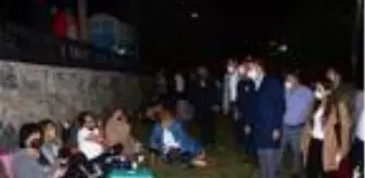 İzmir depremi sonrası Kuşadası geceyi sokakta geçiriyor