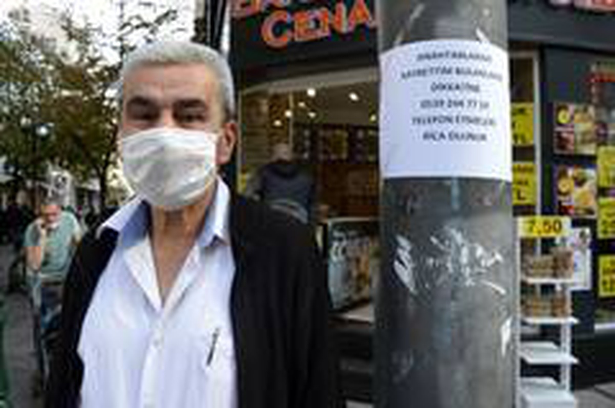 Kaybettiği yeni evinin anahtarını kayıp ilanları ile arıyor