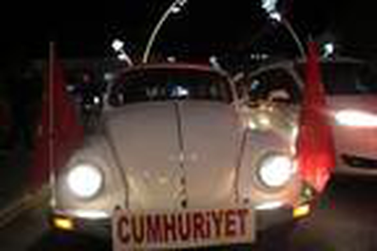 Klasik otomobilleriyle Cumhuriyet Bayramı\'nı kutladılar