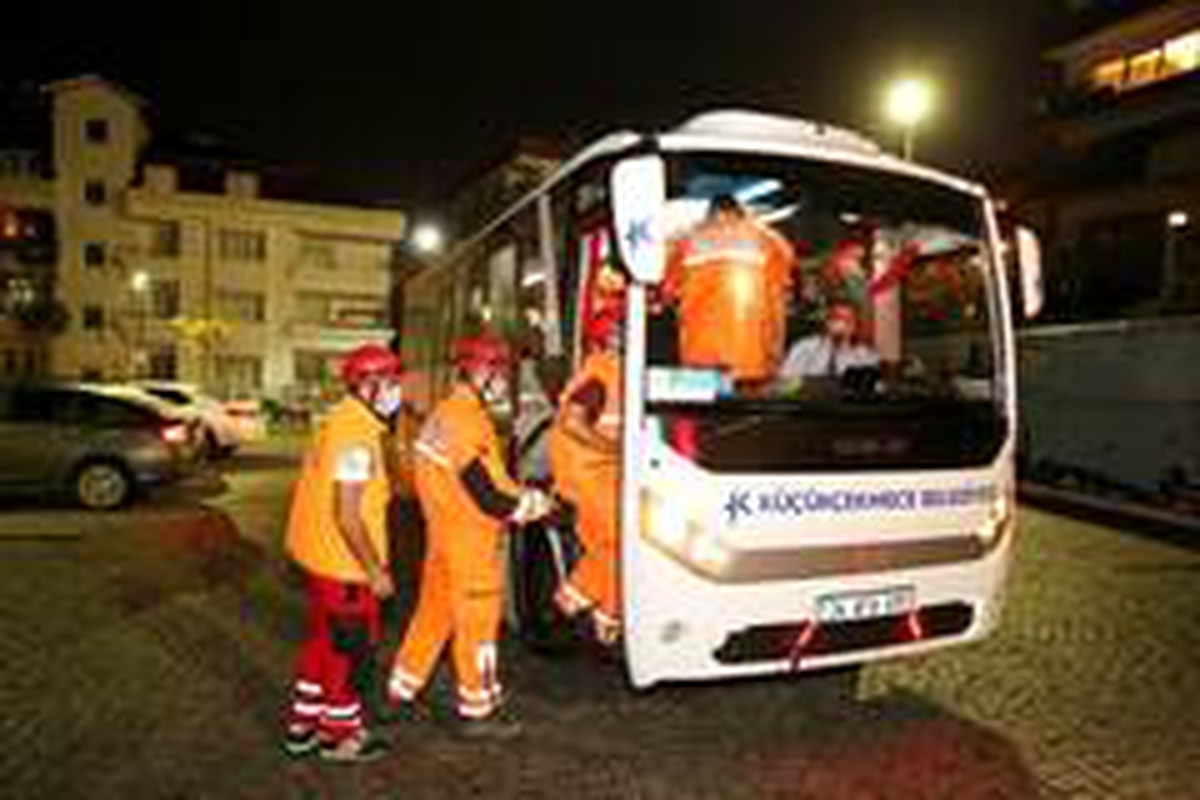Küçükçekmece Sivil Savunma ekipleri, İzmir depremi için yola çıktı