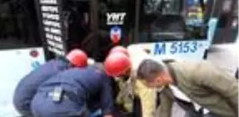 Son dakika haberleri | Pendik'te ışık ihlali iddiası; minibüste sıkışan kadını itfaiye kurtardı