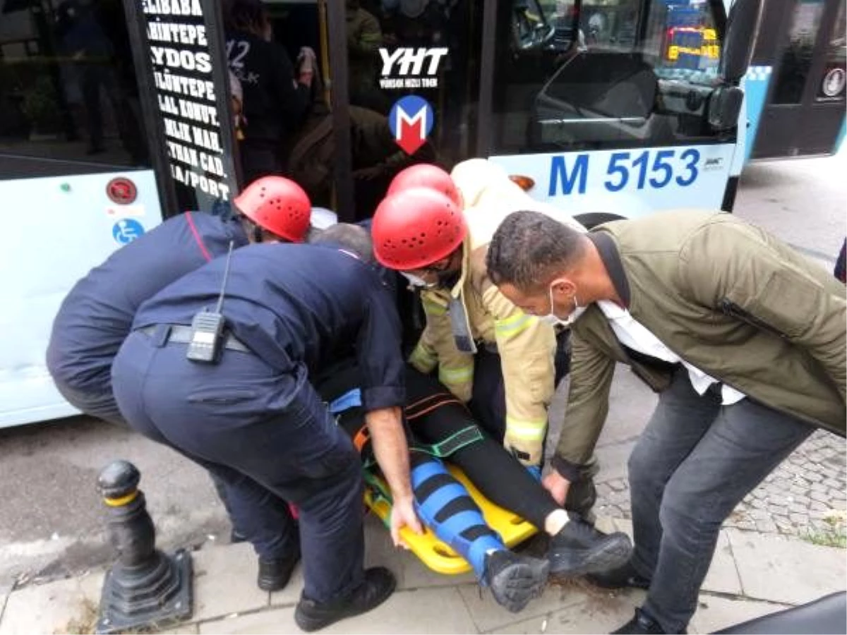 Son dakika haberleri | Pendik\'te ışık ihlali iddiası; minibüste sıkışan kadını itfaiye kurtardı