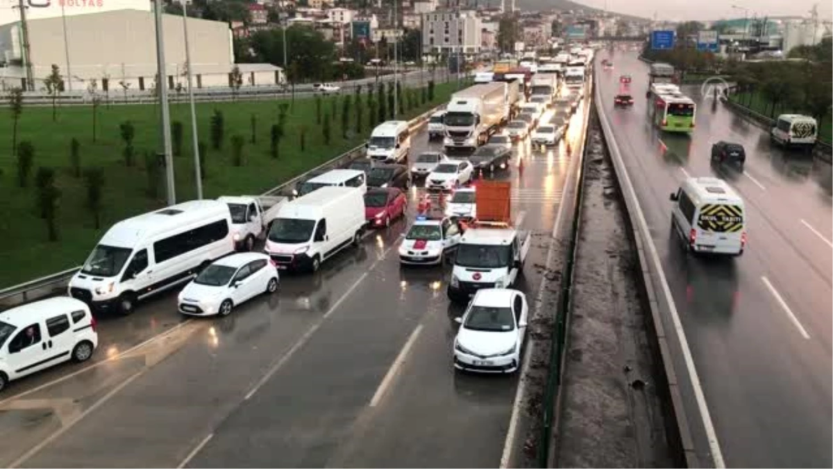 Kocaeli\'de sağanak D-100 kara yolu İstanbul istikametinde ulaşımı aksattı