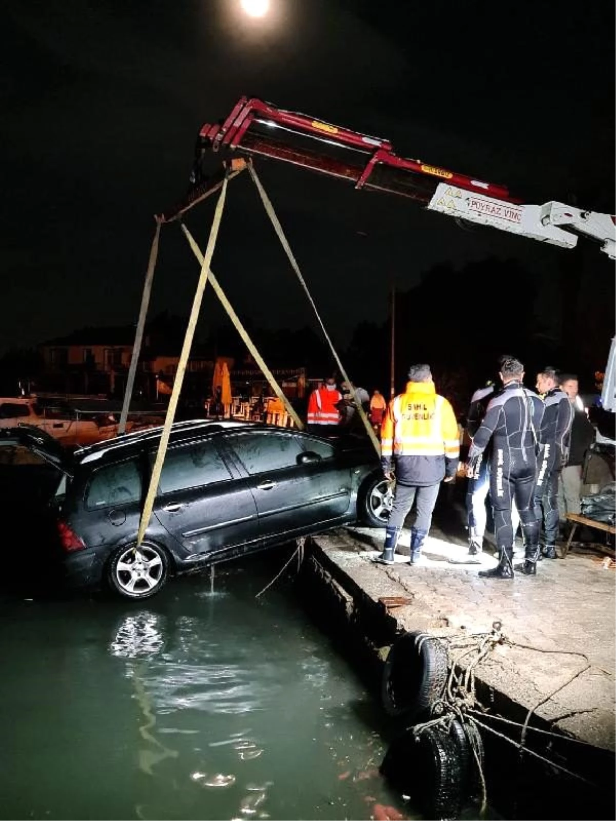 İzmir\'deki arama kurtarma çalışmalarında Sahil Güvenlik Komutanlığı ekipleri de yer alıyor