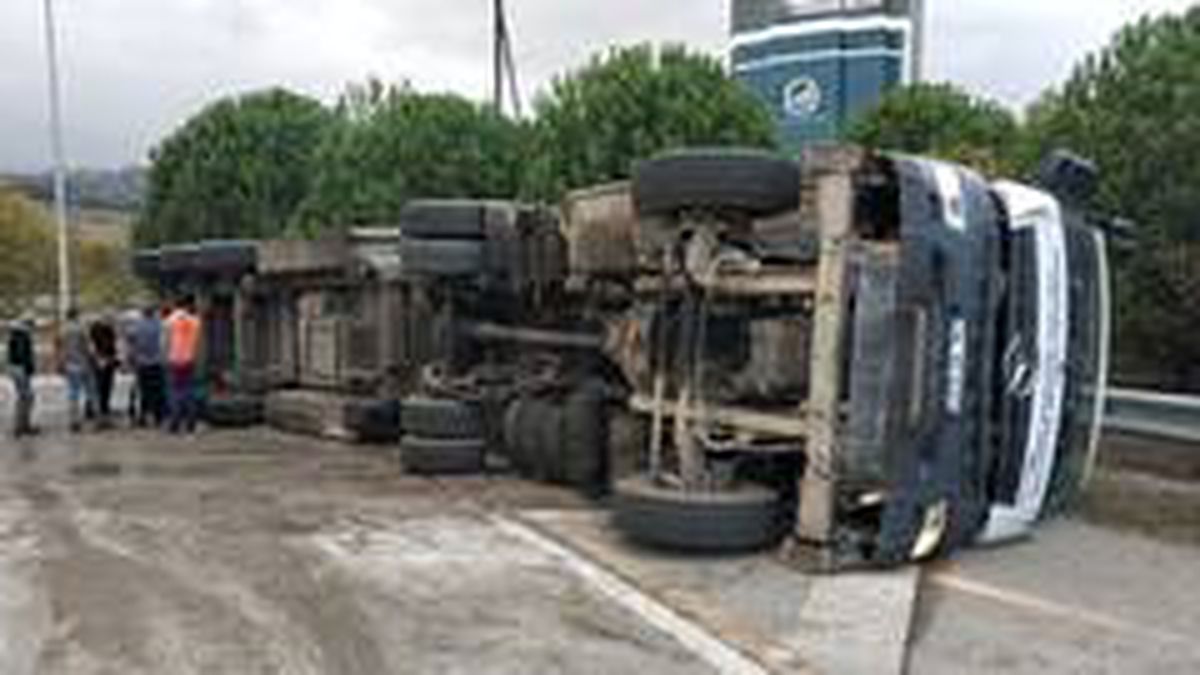 Son dakika haberi... Samsun\'da katı atık transfer aracı tır devrildi: 1 yaralı