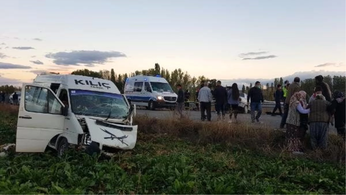 Son dakika haber | Tarım işçilerini taşıyan minibüs ile otomobil çarpıştı: 1 ölü, 15 yaralı