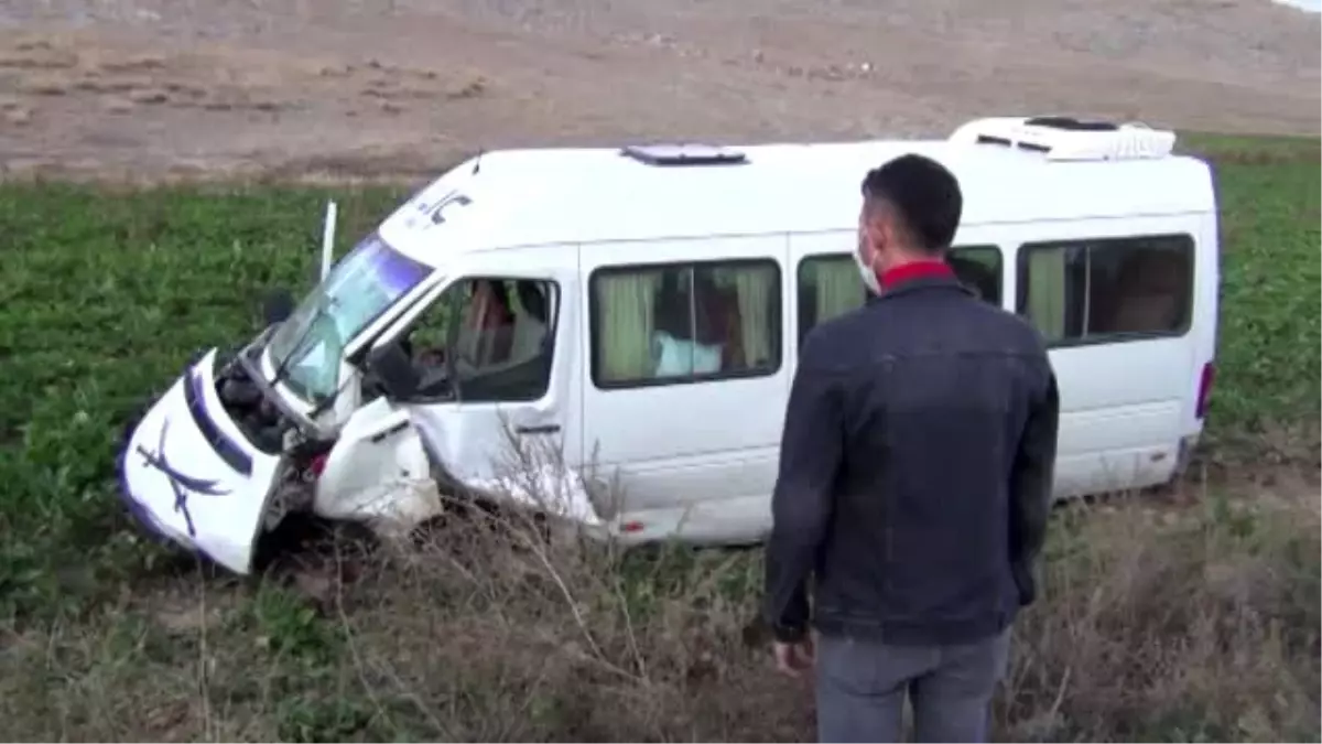 Konya\'da tarım işçilerini taşıyan minibüs ile otomobil çarpıştı: 2 ölü, 14 yaralı