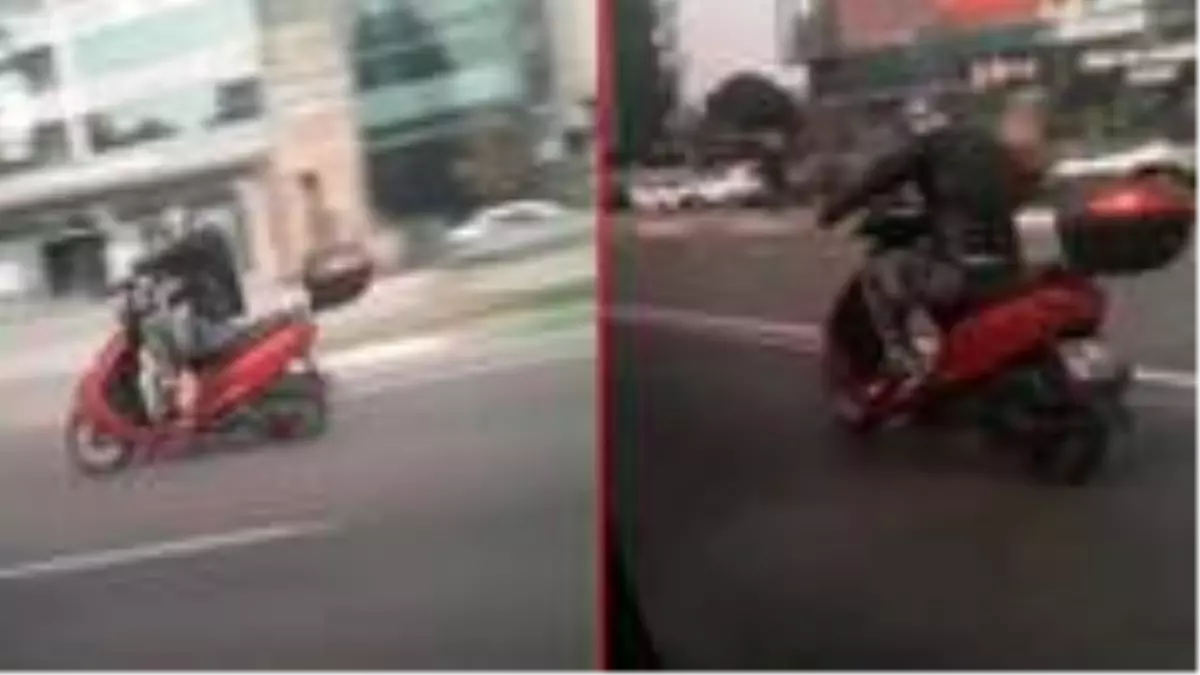 Trafikte ilginç anlar: Motosikleti at sürer gibi \'kamçılayan\' vatandaş cep telefonu kamerasına yansıdı