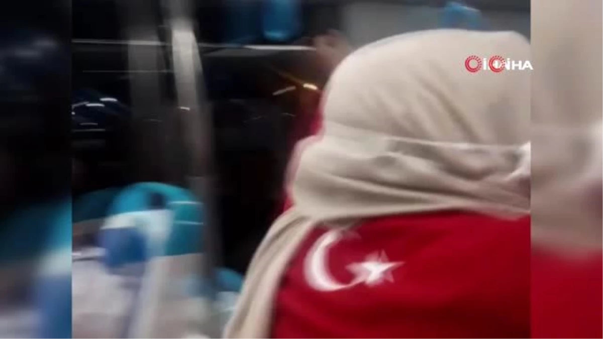 Tramvay içerisinde hem coştu hem coşturduTürk Bayrağı motifli tişörtüyle tramvayı baştan sona 10. Yıl Marşı eşliğinde dolaşan kadın, diğer...