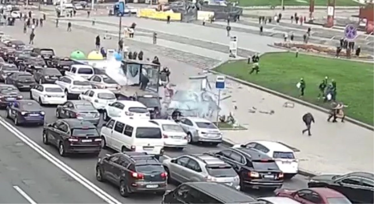 Son dakika haberi! Ukrayna\'da araç yayaların arasına daldı: 2 ölü, 4 yaralı