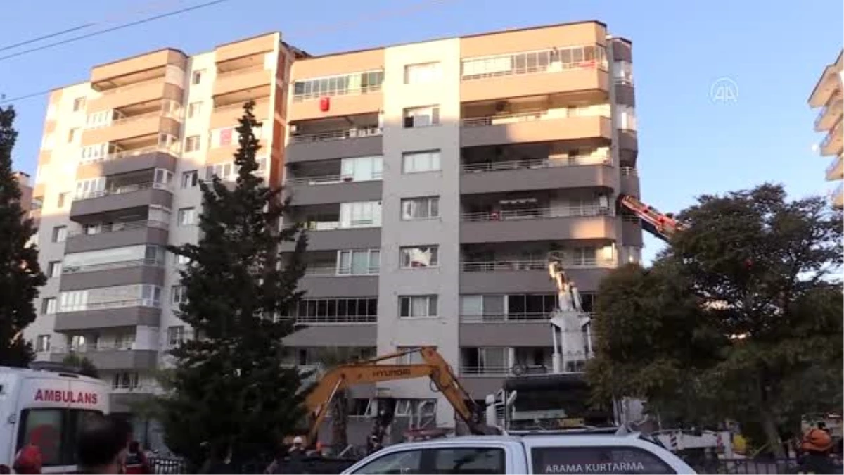 Bakan Karaismailoğlu, Yılmaz Erbek Apartmanı enkazında incelemelerde bulundu