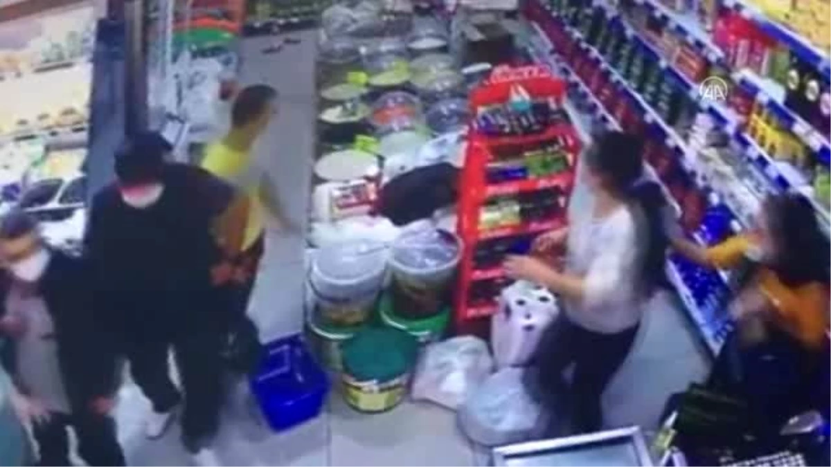 Son dakika haberi... Deprem anı Karaburun\'da bir marketin güvenlik kamerasına yansıdı