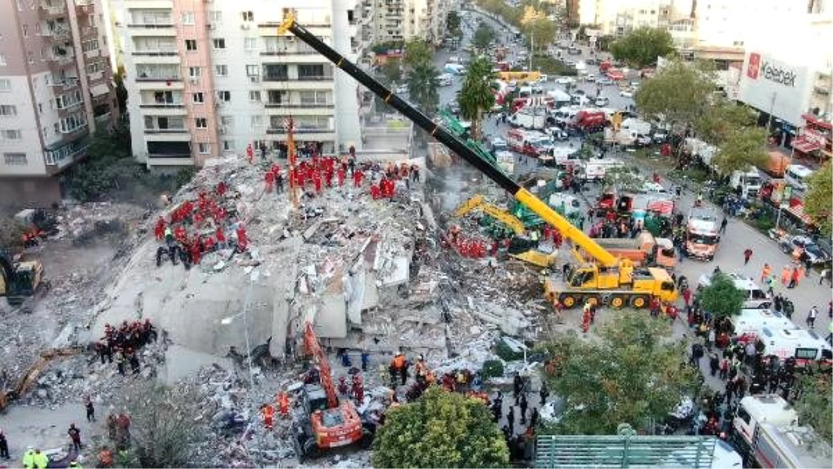 Depremde yıkılan Rıza Bey Apartmanı havadan görüntülendi